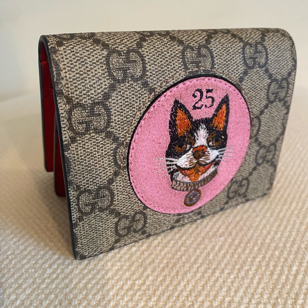GUCCI GG Supreme
Canvas Mystic Cat
Compact Wallet